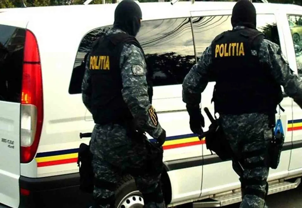 Percheziții la proxeneții din Iași și Tulcea! 7 persoane conduse la audieri