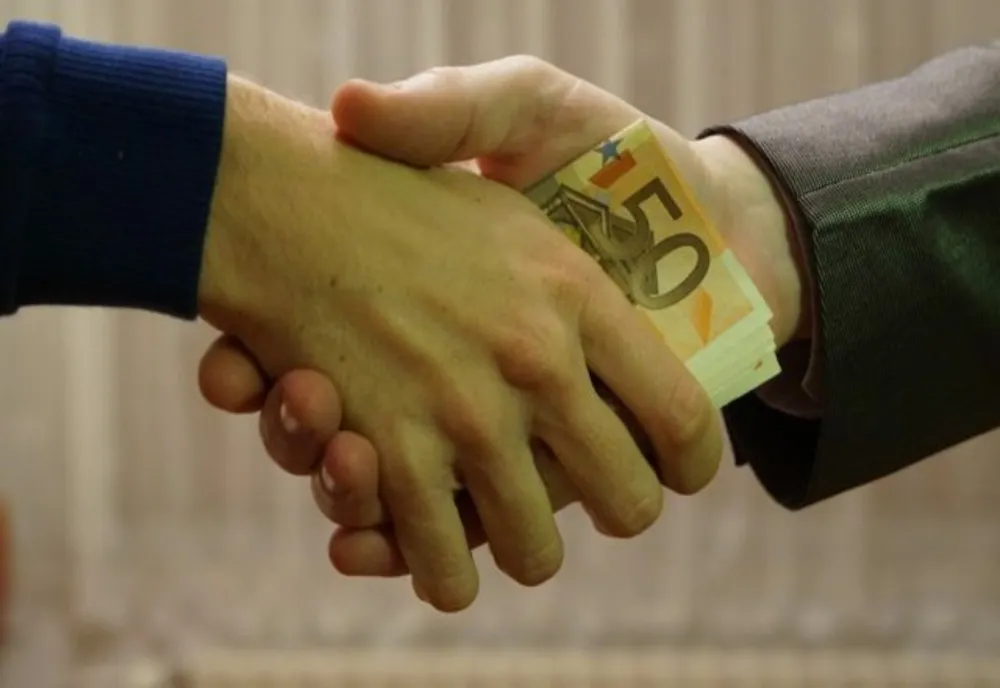 A încercat să mituiască un polițist de frontieră cu 1.000 de euro 