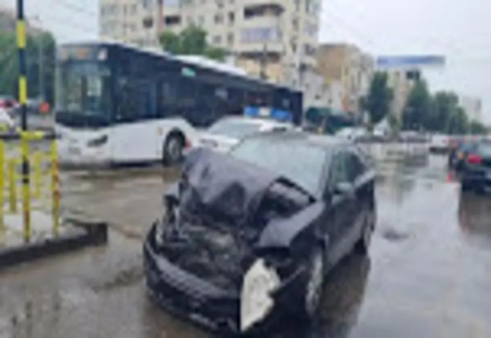 Accident șocant, în Iași: un șofer DROGAT a lovit 15 mașini și un tramvai 