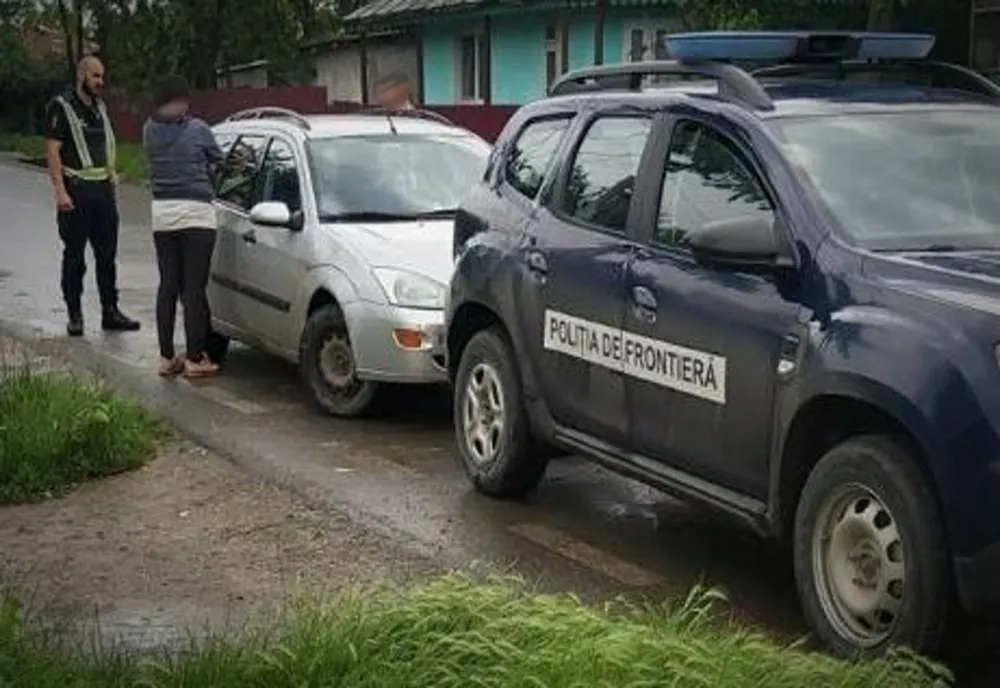 La bine şi la rău! A vrut s-o impresioneze lăsând-o să-i conducă mașina! Acum ambii au dosar penal