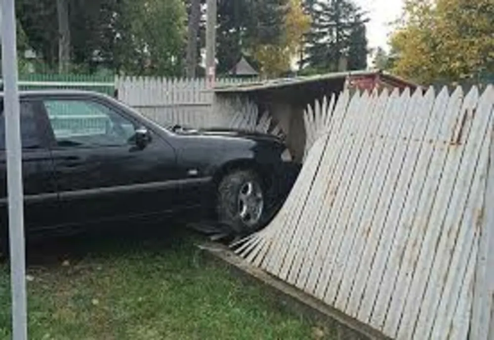 Mort de beat a furat o mașină, dar a pierdut controlul asupra volanului și s-a oprit într-un gard