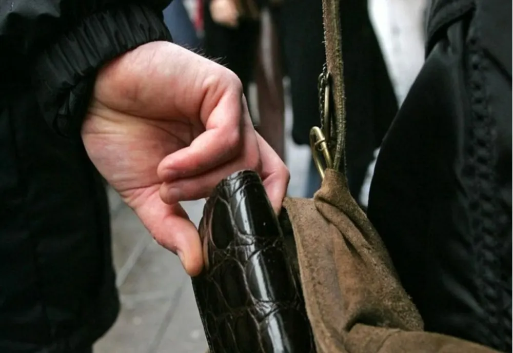Hoț de buzunare cu experiență, săltat de polițiști