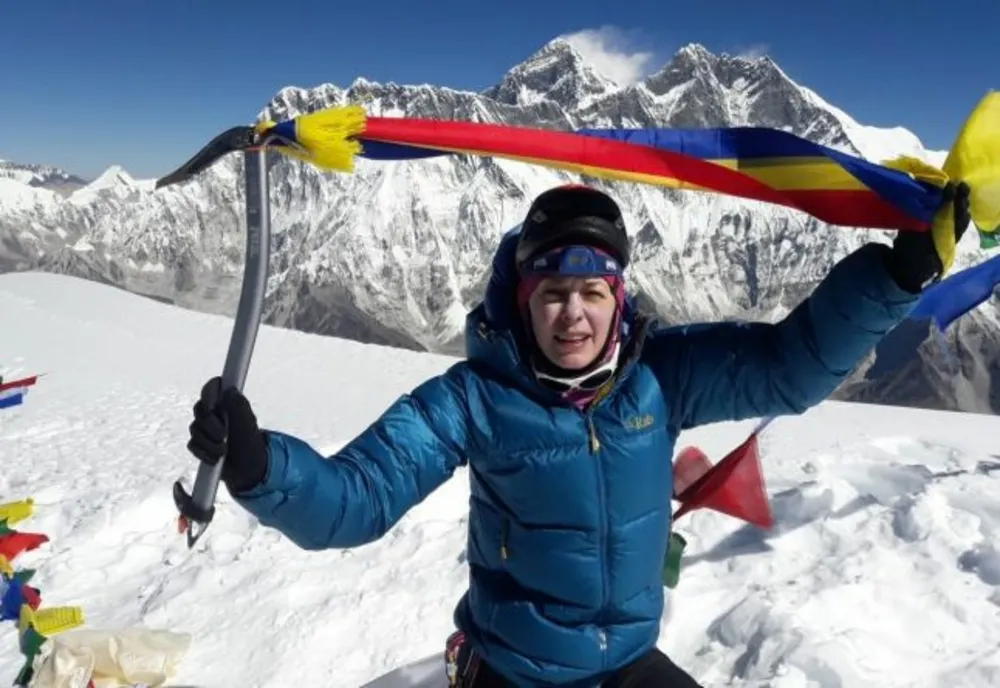 Încălzitoarele din bocanci şi vremea rea i-au făcut să renunţe pe doi alpinişti români,  care erau foarte aproape de cel mai periculos vârf din lume. 