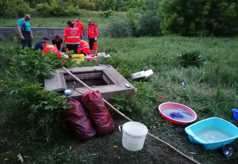 Femeie în stare critică, după ce a căzut în canal de 4 m