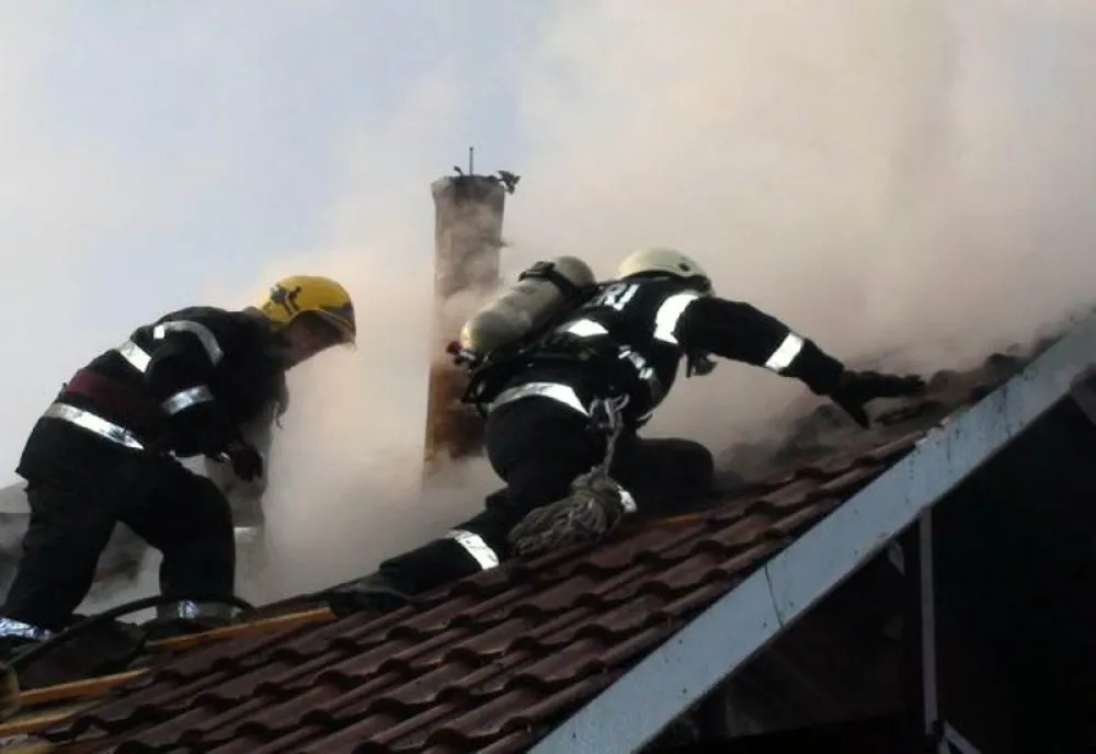 Un tânăr a ajuns la spital cu arsuri pe mâini și față în urma unui incendiu care i-a cuprins locuința