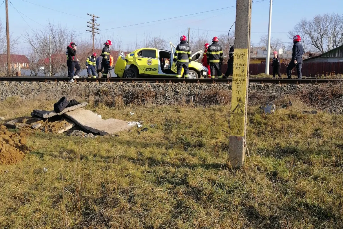 TAXI lovit de tren în Iași