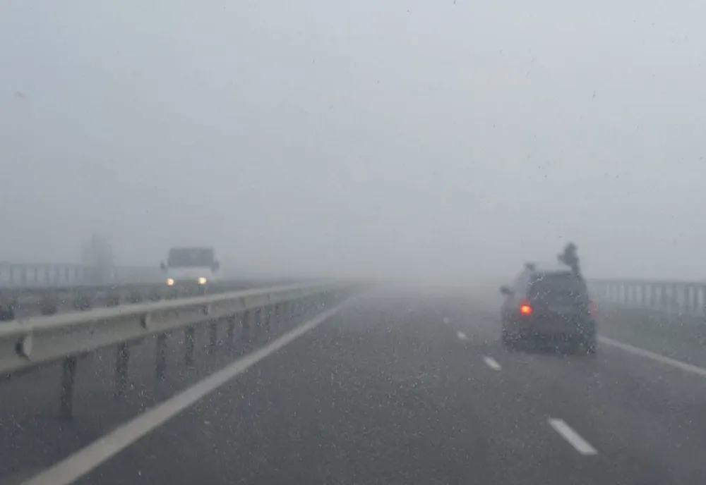 Zone din 7 judeţe sub Cod galben de vânt, polei sau ceață