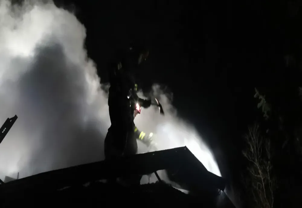 Un bătrân nu a mai putut fi salvat după ce a fost intoxicat cu fum