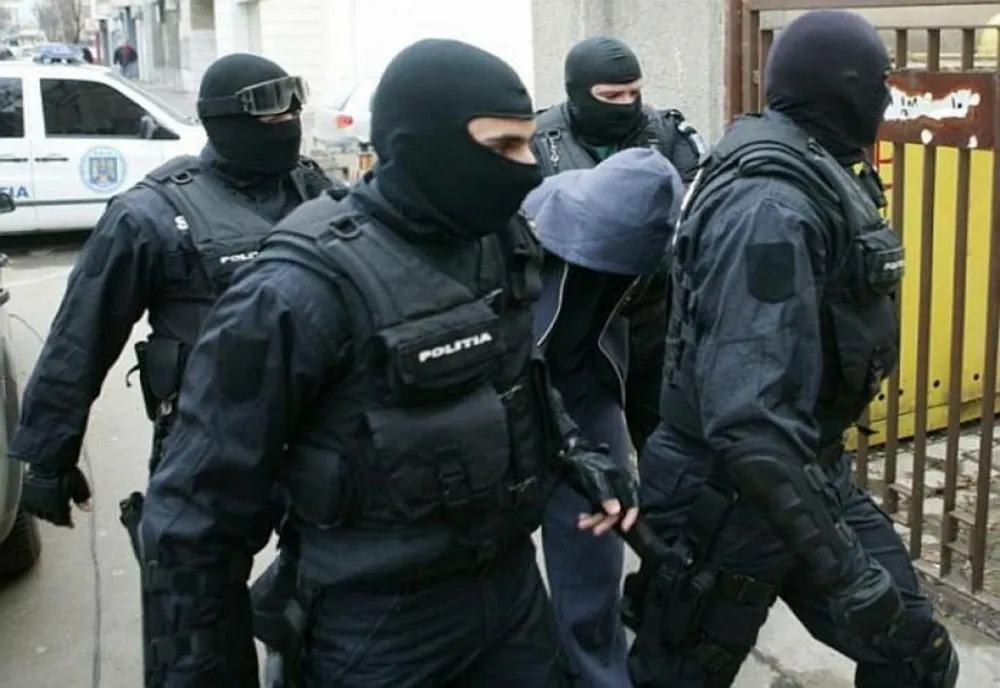 Doi tâlhari, săltați din pat cu mascații și duși în arest