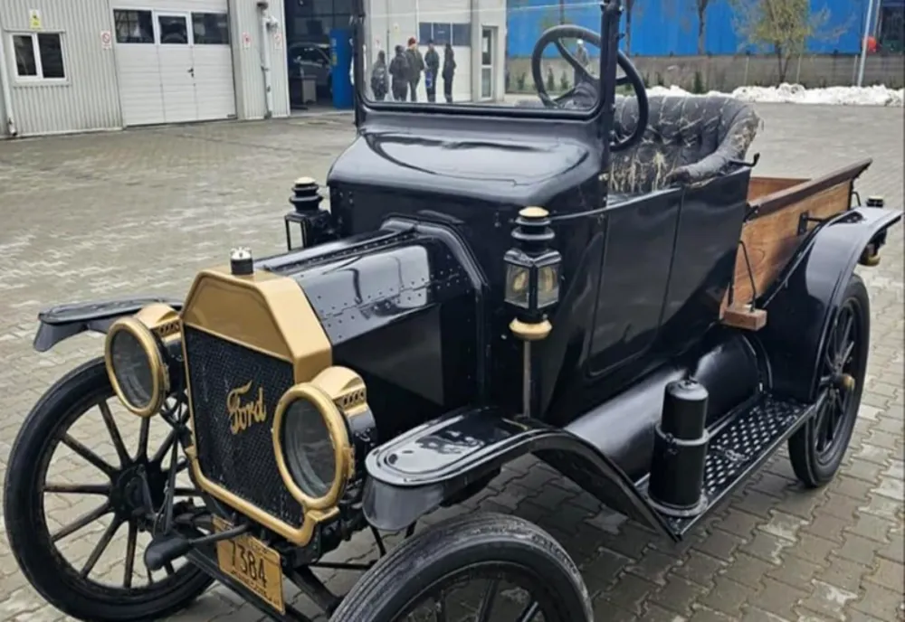 Mașină de epocă din anul 1914, adusă la RAR-ul din Iași