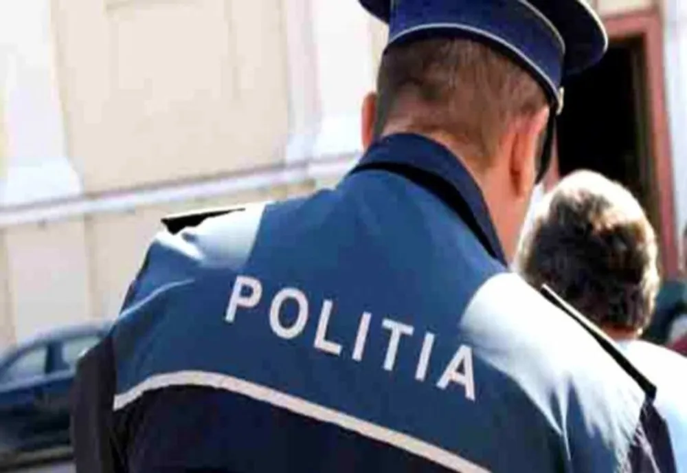Polițiștii au reținut cinci persoane în urma unui scandal din fața unui club