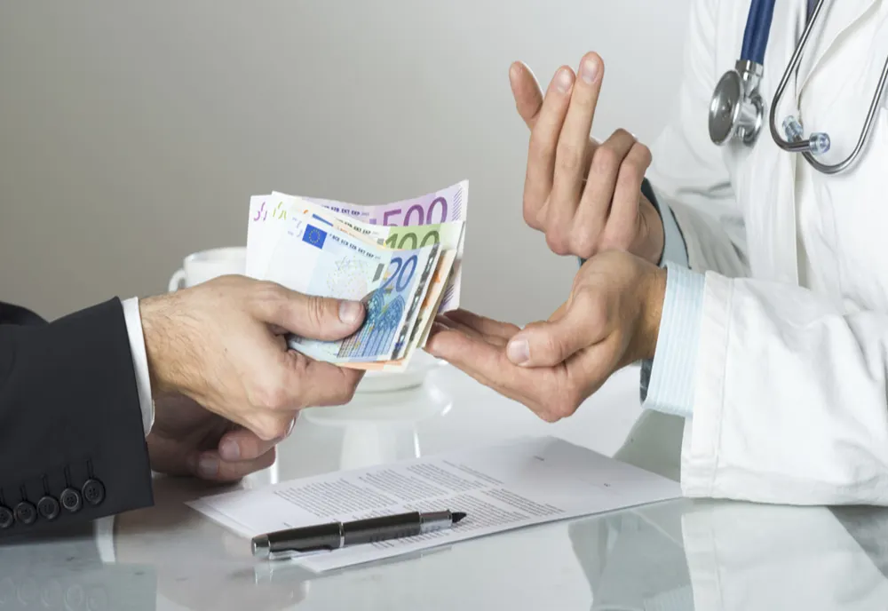 Patru medici de la Institutul „Marius Nasta” au fost reținuți. Ar fi luat mită pentru operații