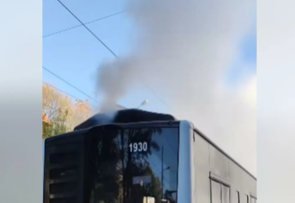 Autobuz plin cu călători, la un pas să ia foc în mers