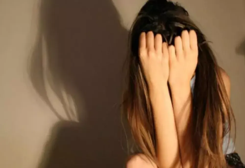 Caz șocant la Iași. O adolescentă și-a reclamat tatăl că a violat-o de nenumărate ori, inclusiv în locuri publice. Agresorul, dat în urmărire națională - FOTO