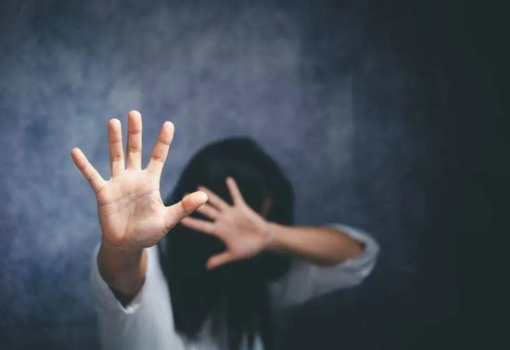 Adolescentă violată de un minor de 16 ani și un tânăr de 18 ani