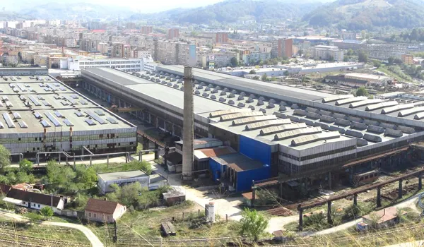 MOARTEA TĂCUTĂ A UNEI LEGENDE – UCM REȘIȚA, ABANDONATĂ DE STATUL CARE A CLĂDIT-O