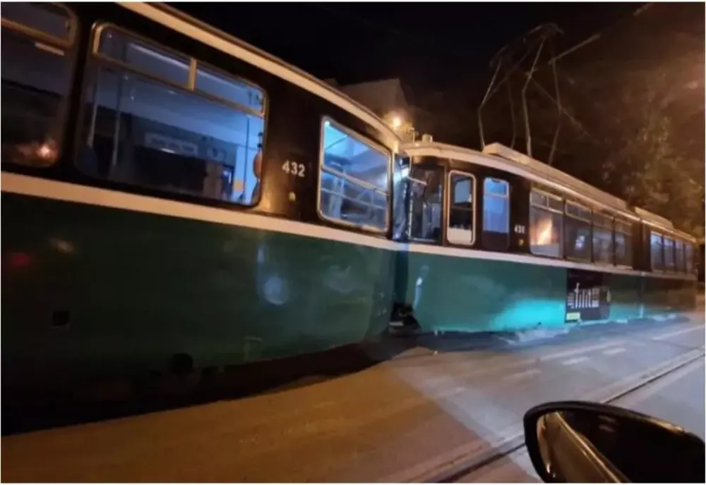 DOUĂ TRAMVAIE S-AU CIOCNIT PE UN BULEVARD DIN MUNICIPIUL IAŞI