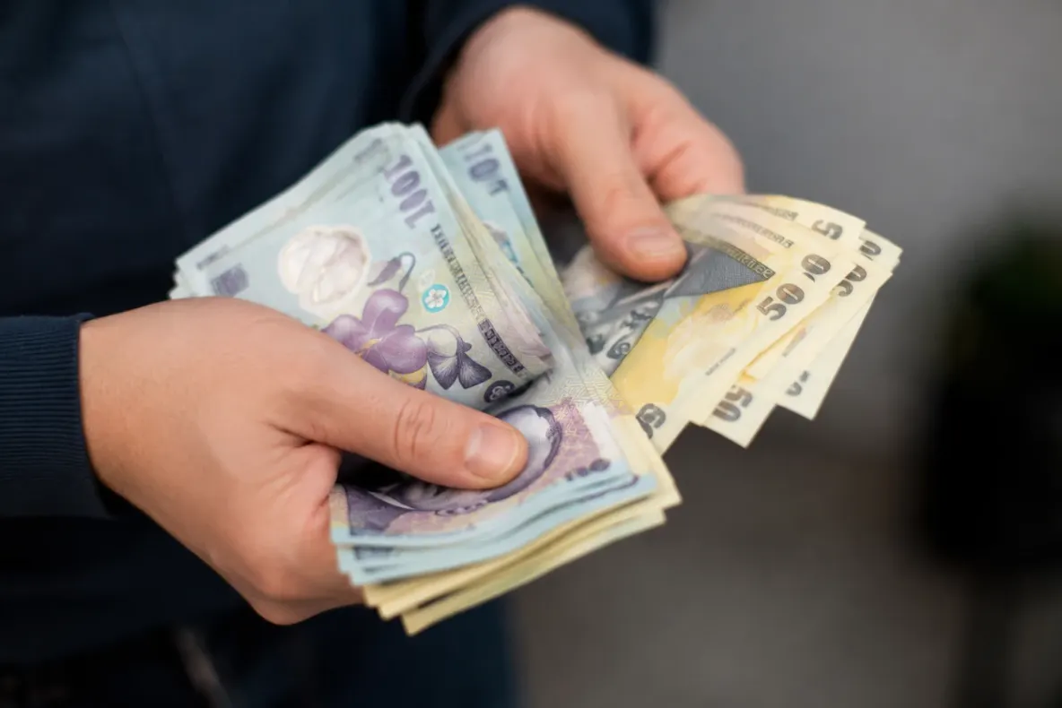 INS: Salariul mediu net a scăzut în luna mai
