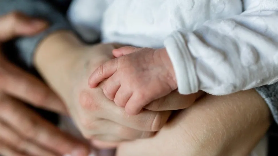 Anchetă la Iași, după ce un copil de nici doi ani a murit. Familia acuză medicii