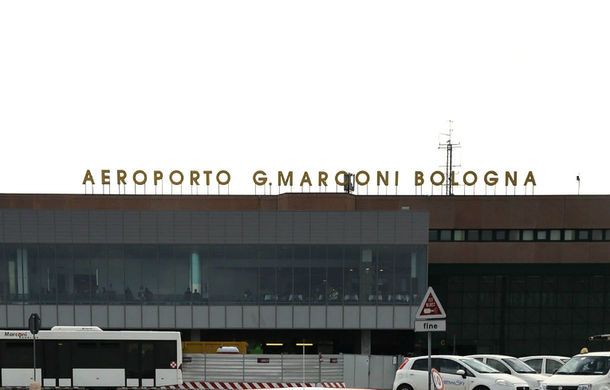 Peste 150 de ieșeni, blocați pe un aeroport din Italia