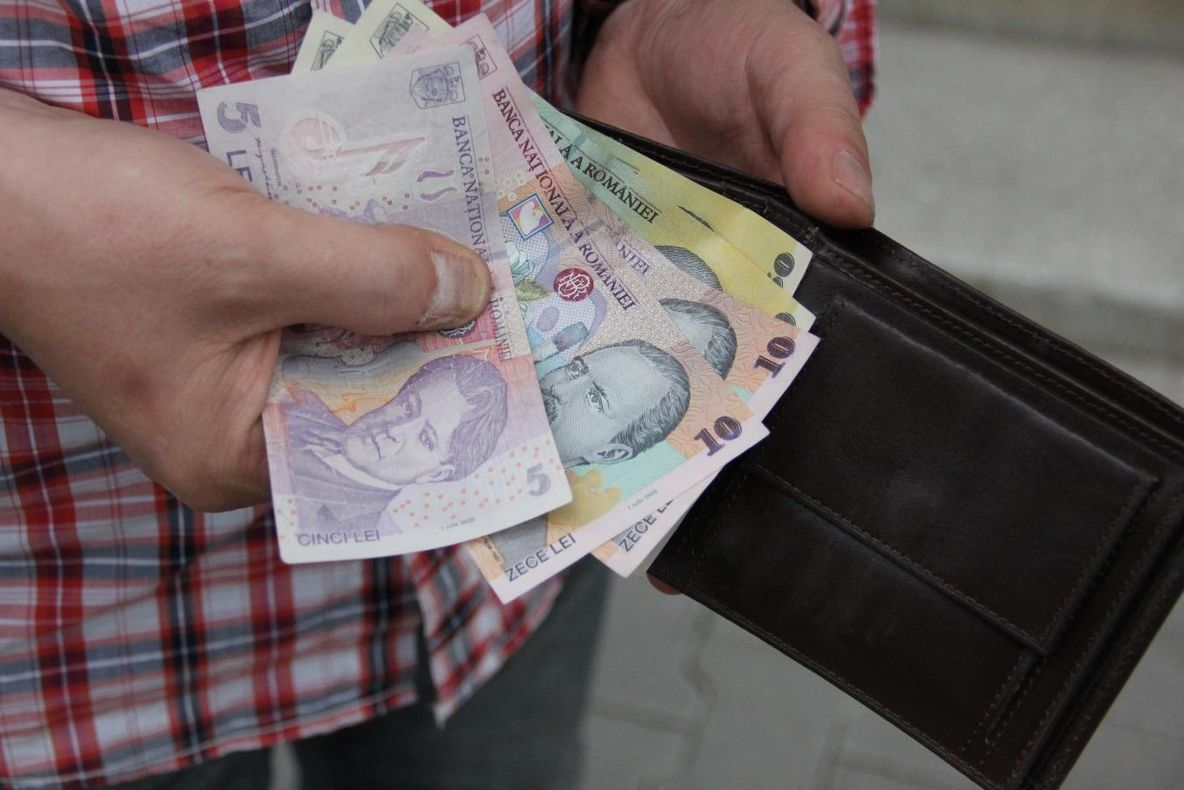 Pensionar, pus la plată după ce a făcut SCANDAL!