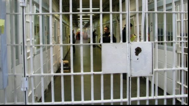 Pensionar din Iaşi, ridicat din pat de poliţişti şi dus la puşcărie