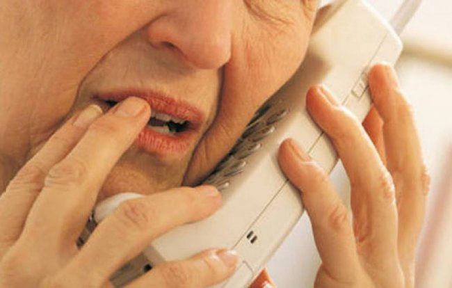 Două tinere, de 19 și 22 de ani, încătușate după ce au încercat să păcălească o pensionară