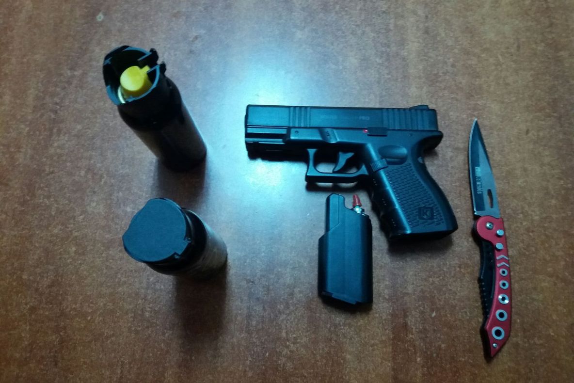 Pistoale şi cuţite, într-o sală de „păcănele”