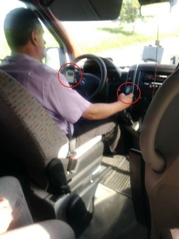Șofer de microbuz, filmat folosind două telefoane în timp ce conduce pe ruta Piatra Neamț - Iași