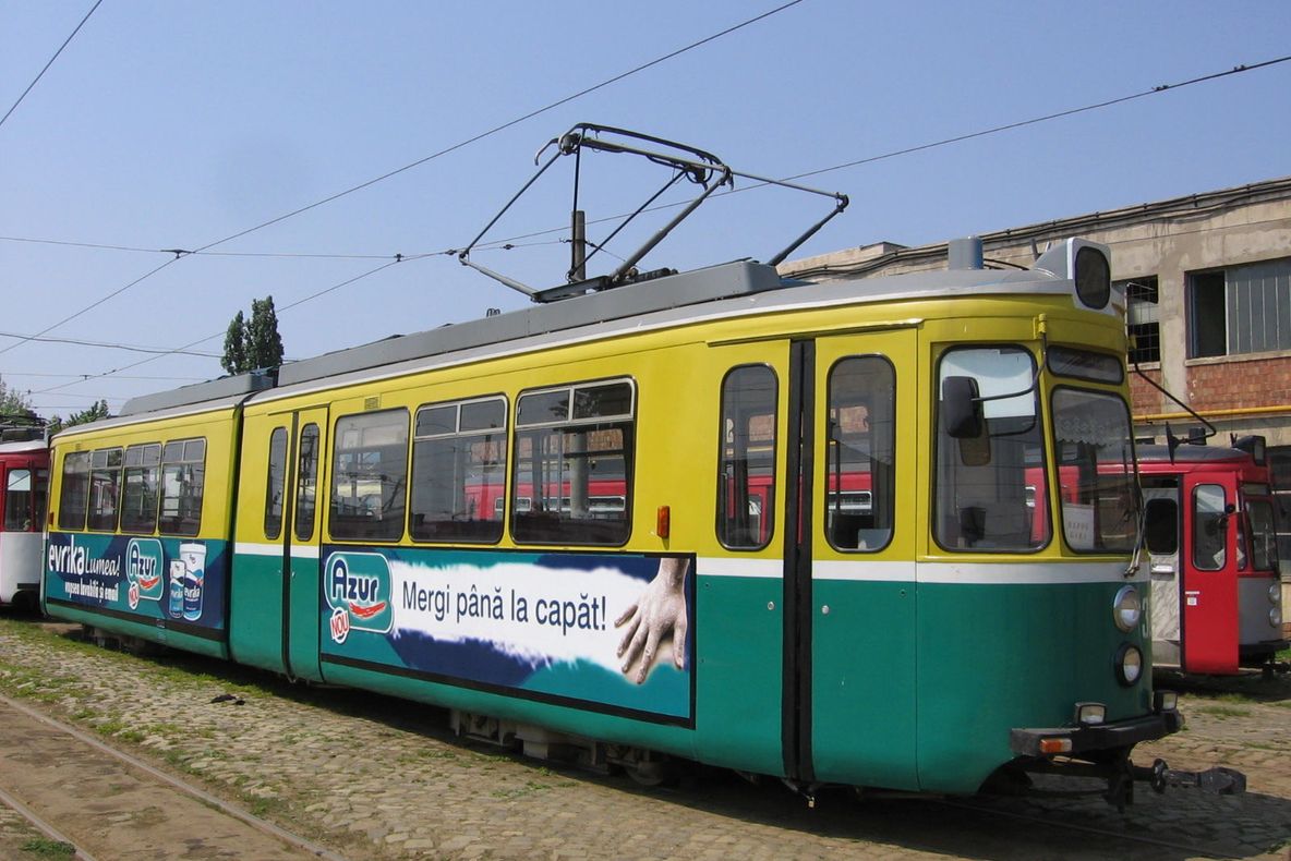 Premieră în România: tramvaiul cu prize pentru laptopuri și bibliotecă!