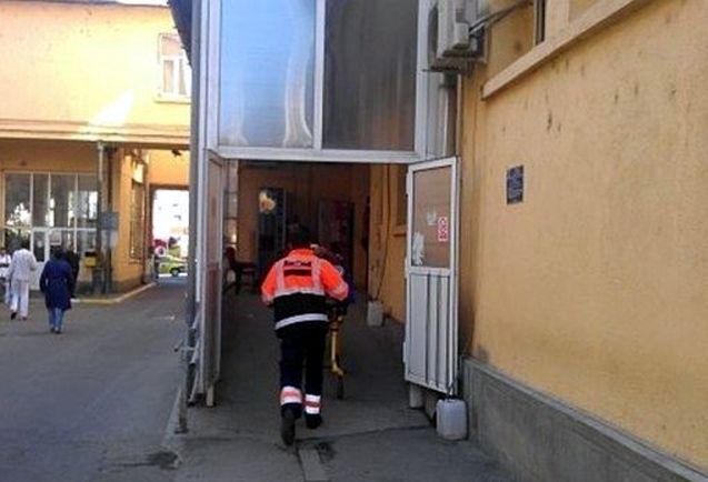 A ajuns la urgențe după ce i-a explodat borcanul cu compot pus la fiert