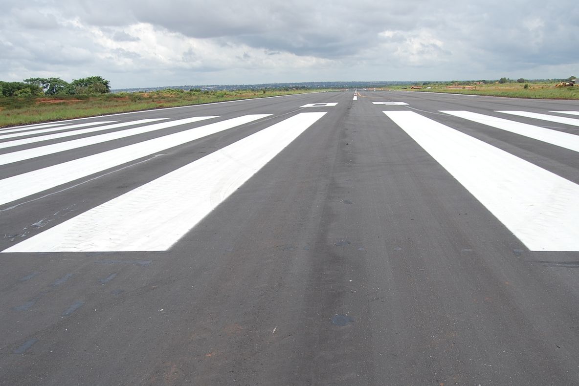 Fisuri la pista Aeroportului Iași (GALERIE FOTO)