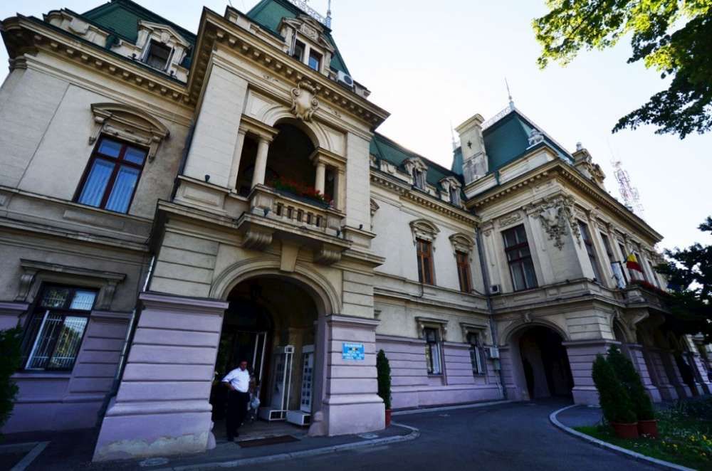 Se reabilitează căile de acces la Primăria Iași