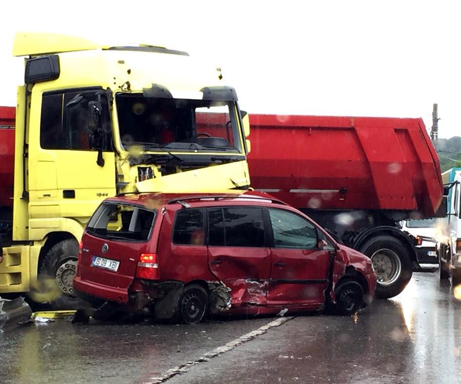 Impact violent la Uricani