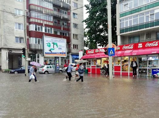 Mai multe străzi din Iași, inundate în urma ploii (FOTO)