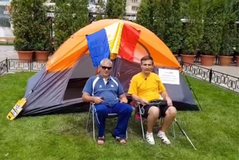 Protest inedit: Doi ieşeni nevăzători protestează în Piaţa Unirii (VIDEO)