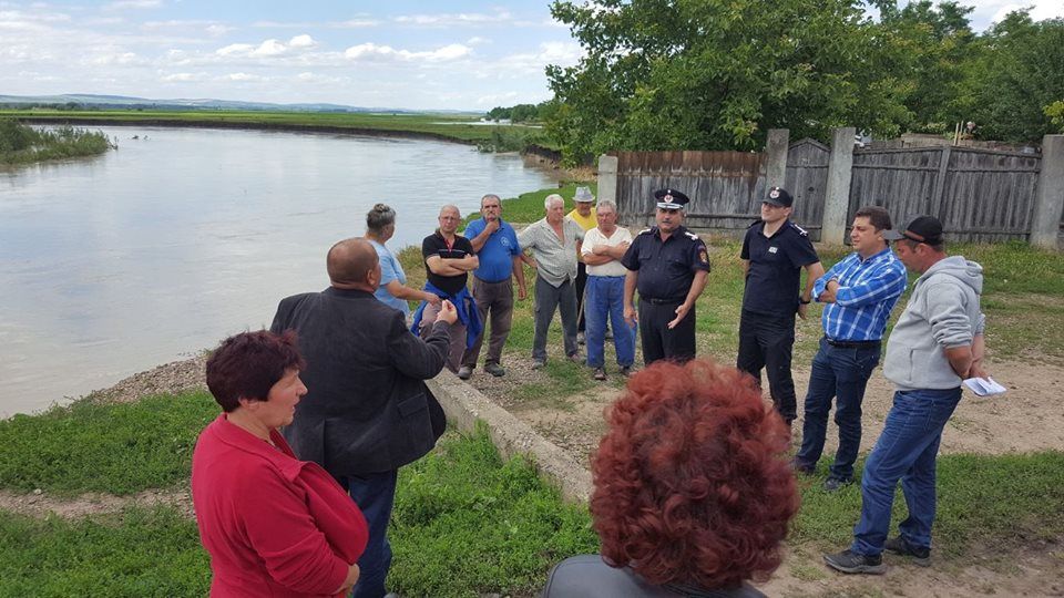 Amenințat de inundații, un ieșean a fost relocat