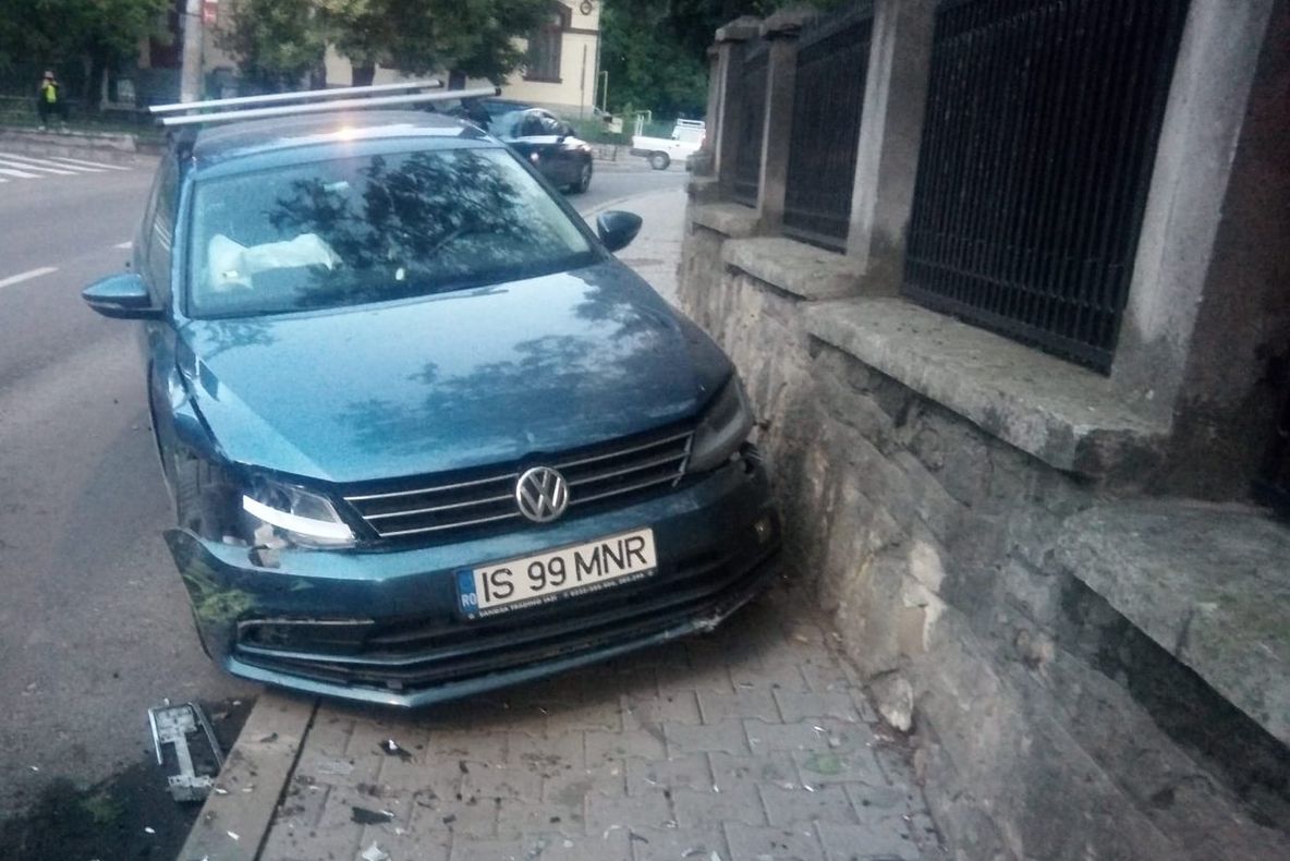O mașină condusă de un șofer beat a intrat într-un taxi