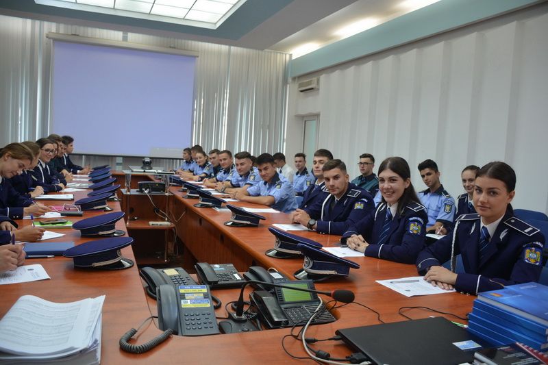 Noi agenţi, la Poliţia ieşeană