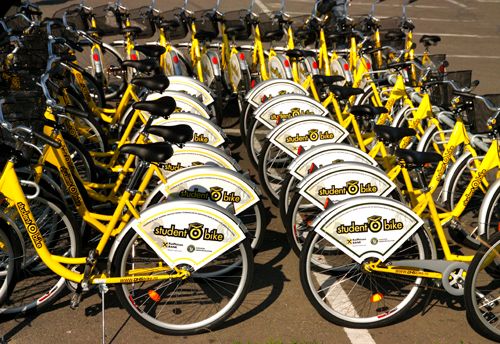 Biciclişti din Iaşi, "amendaţi" cu veste reflectorizante!