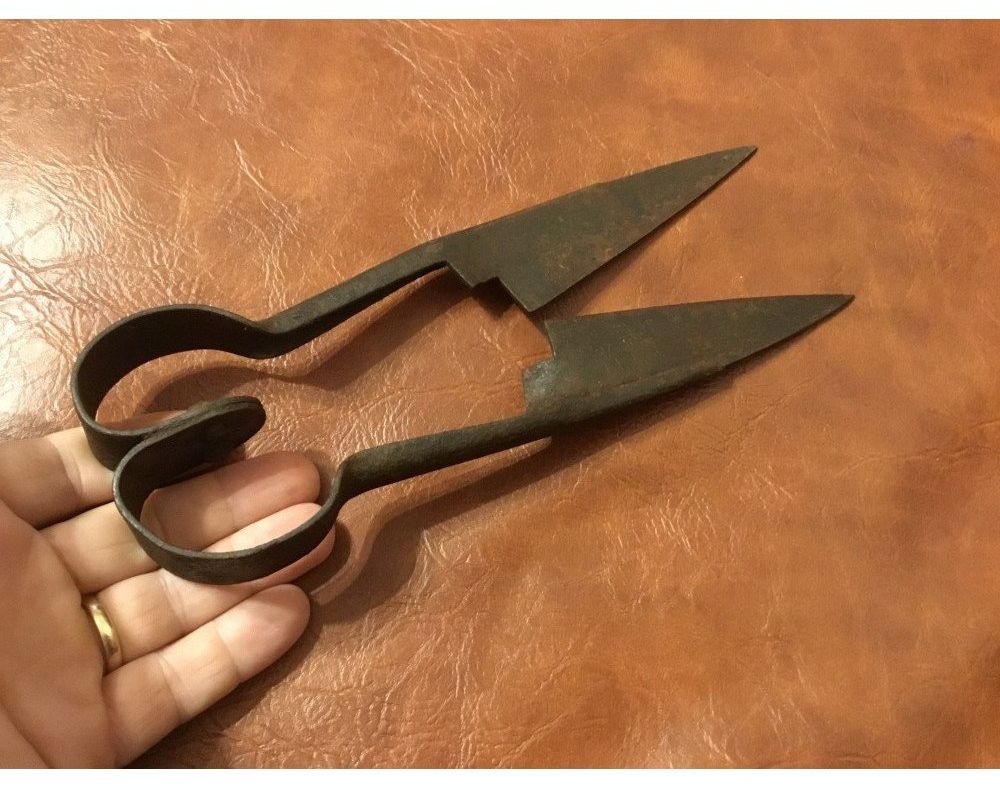 Minoră, tunsă FORŢAT de o rudă cu foarfecele pentru oi: "Îţi tai o ureche dacă ţipi!"