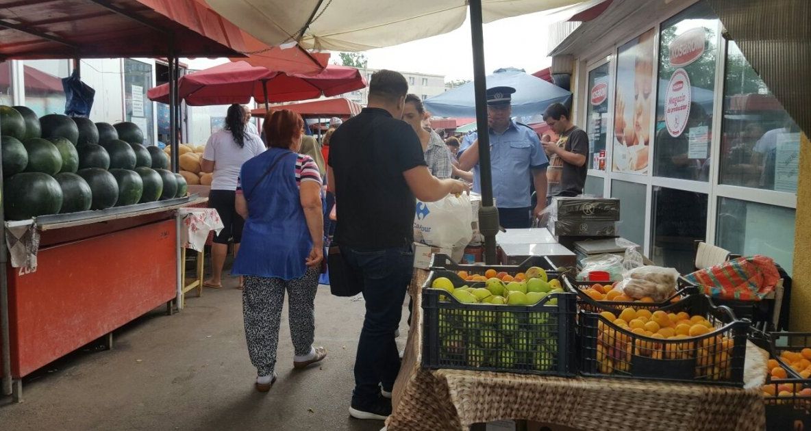 Traficanți de țigări, prinși în Piața Nicolina