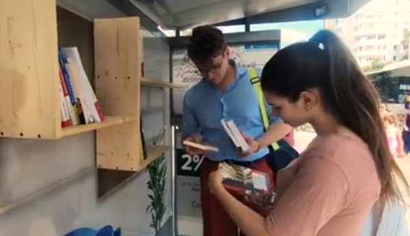 Concept inedit, în Iași: staţie de autobuz dotată cu o mini-bibliotecă 