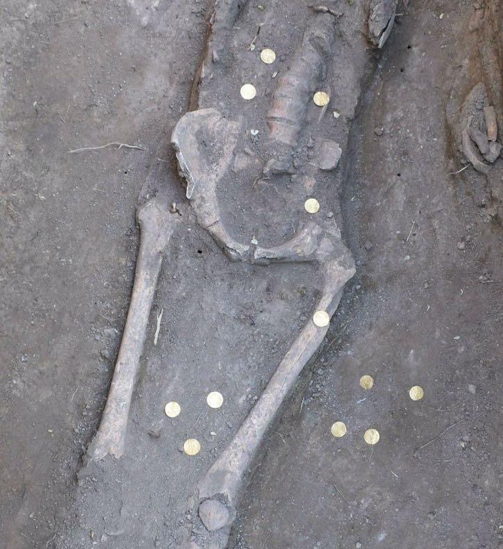 Monede din aur, descoperite într-un mormânt din Iași