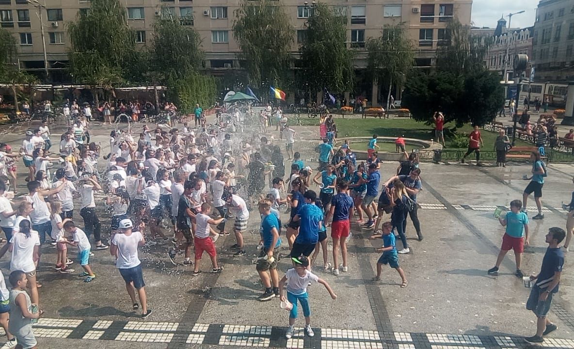 Zeci de tineri s-au bătut în Piața Unirii. Vezi de ce