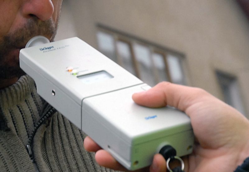 Atât de beat, că n-a putut sufla în etilotest