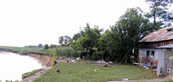 Ieșean, afectat de inundații: a rămas fără un sfert din curte