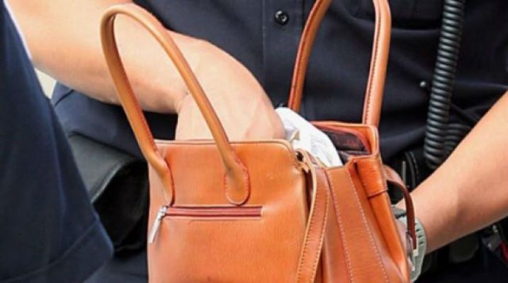 Femei, jefuite pe stradă: Poliția Locală păzește babele care vând leuștean!