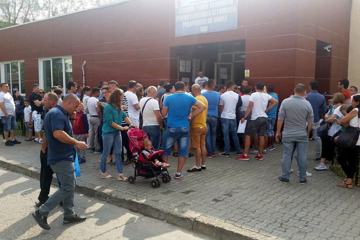 Program normal joi și vineri, la Pașapoarte și Permise