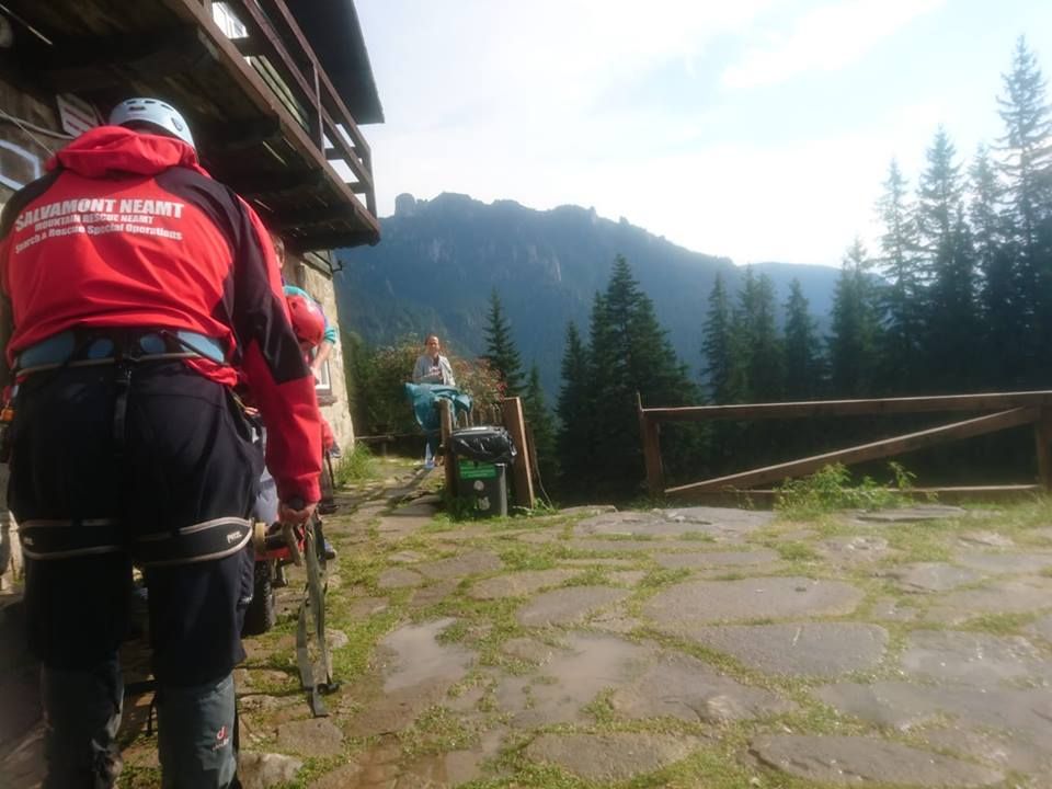 Ieşeancă luată de salvamontişti în şoc anafilactic